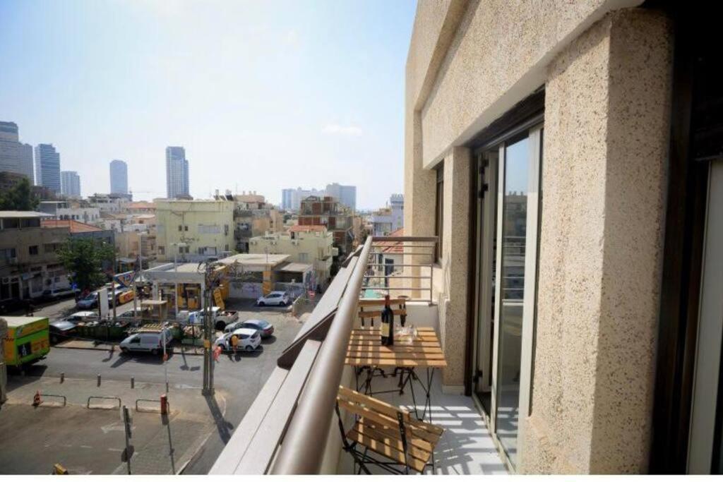 קסם תל אביבי דירה עם גקוזי נוף לים ושוק הכרמל *