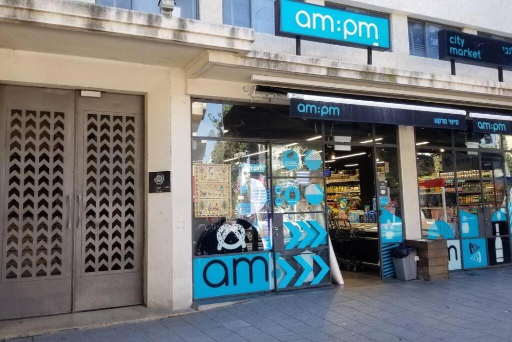 קסם תל אביבי דירה עם גקוזי נוף לים ושוק הכרמל דירה תל אביב