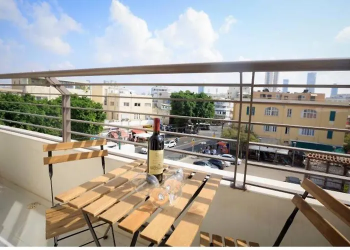 קסם תל אביבי דירה עם גקוזי נוף לים ושוק הכרמל